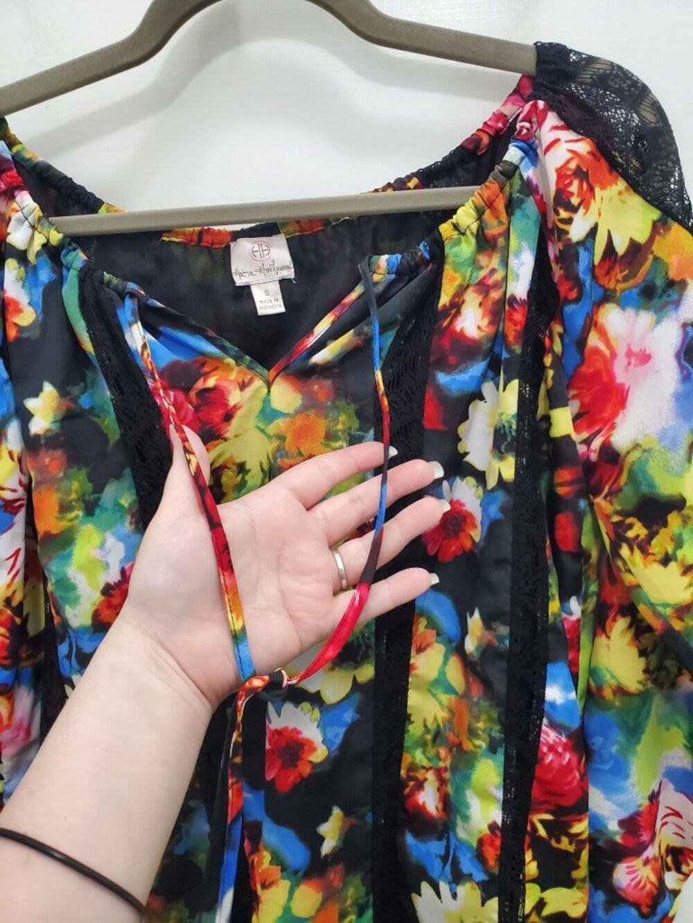 Hot in Hollywood Y2K Women's Vivid Watercolor Floral Lace Sleeve Peasant Top S - Picture 3 of 6